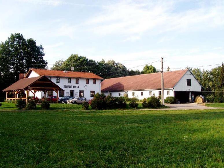 Staj Newport Hotel Dolni Domaslavice Bagian luar foto